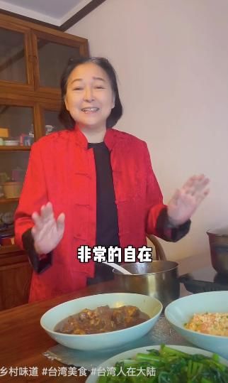 68岁戏骨方芳晒北京生活，多次感叹生活太方便，直言这里安全自在