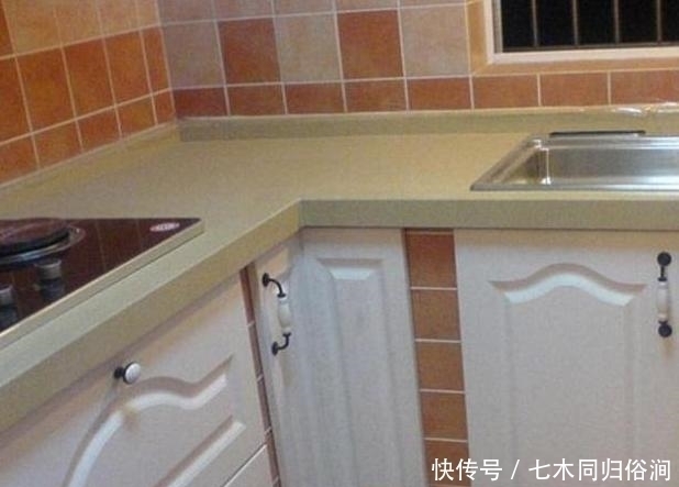 定制|现在越来越多人厨房不用定制橱柜了, 如今都装这种, 30年不会坏