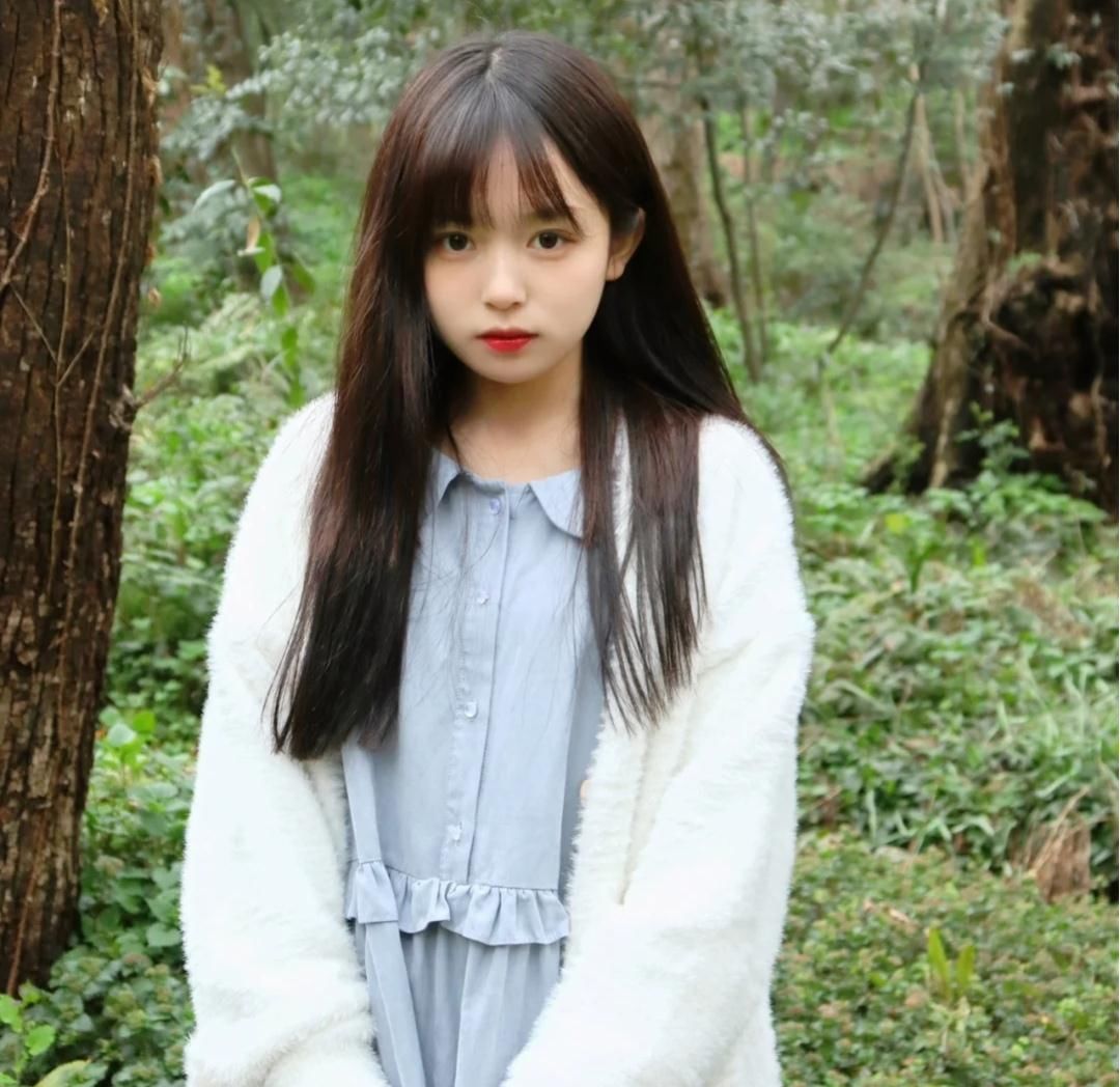 适合圆脸的发型，Lisa同款初恋头清纯，空气感丸子头自带瘦脸