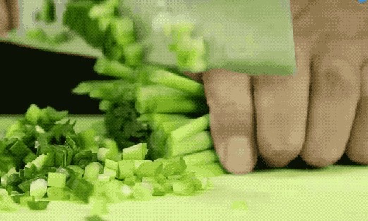 正宗的韭菜炒鸡蛋做法，鸡蛋滑嫩，韭菜翠绿不出水，越吃越香