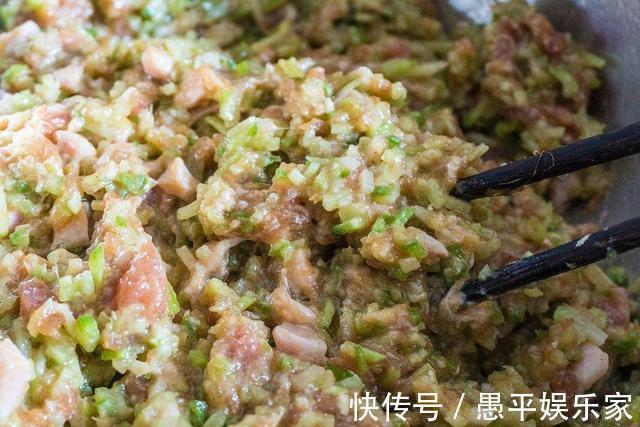 拌饺子馅时，记得先打水，很多人先加调料，难怪饺子馅发柴不入味