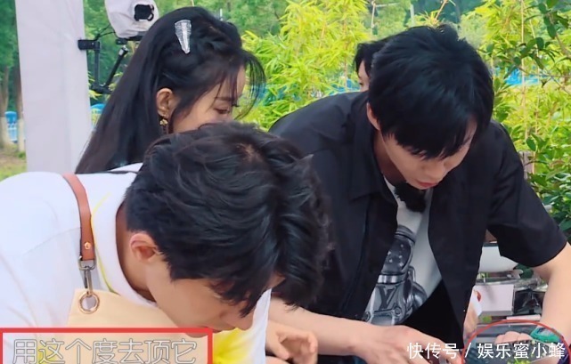 中餐厅|赵丽颖握刀手法错误，刘宇宁着急的忘喊姐，导演也不帮他改字幕