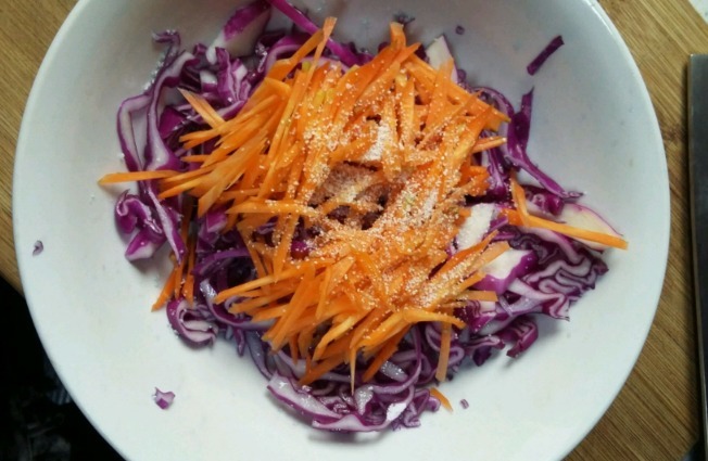 正确做法|紫甘蓝凉拌时,需要焯水吗?教你正确做法,营养不流失,爽脆入味