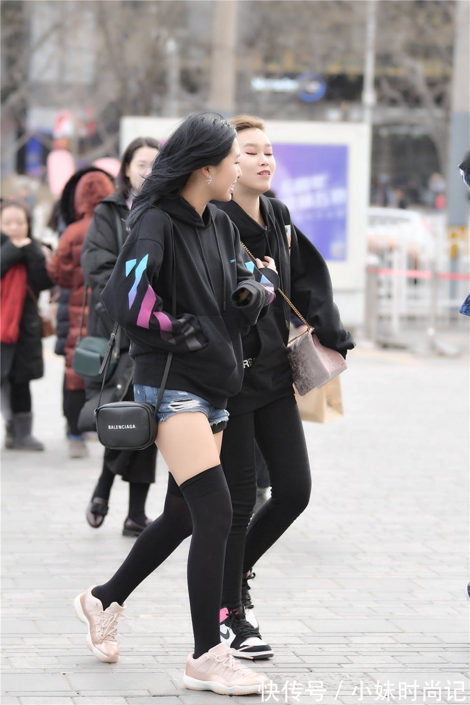 冬季|姐妹逛街,要不是看到别人穿着羽绒服,都不敢相信这是冬季