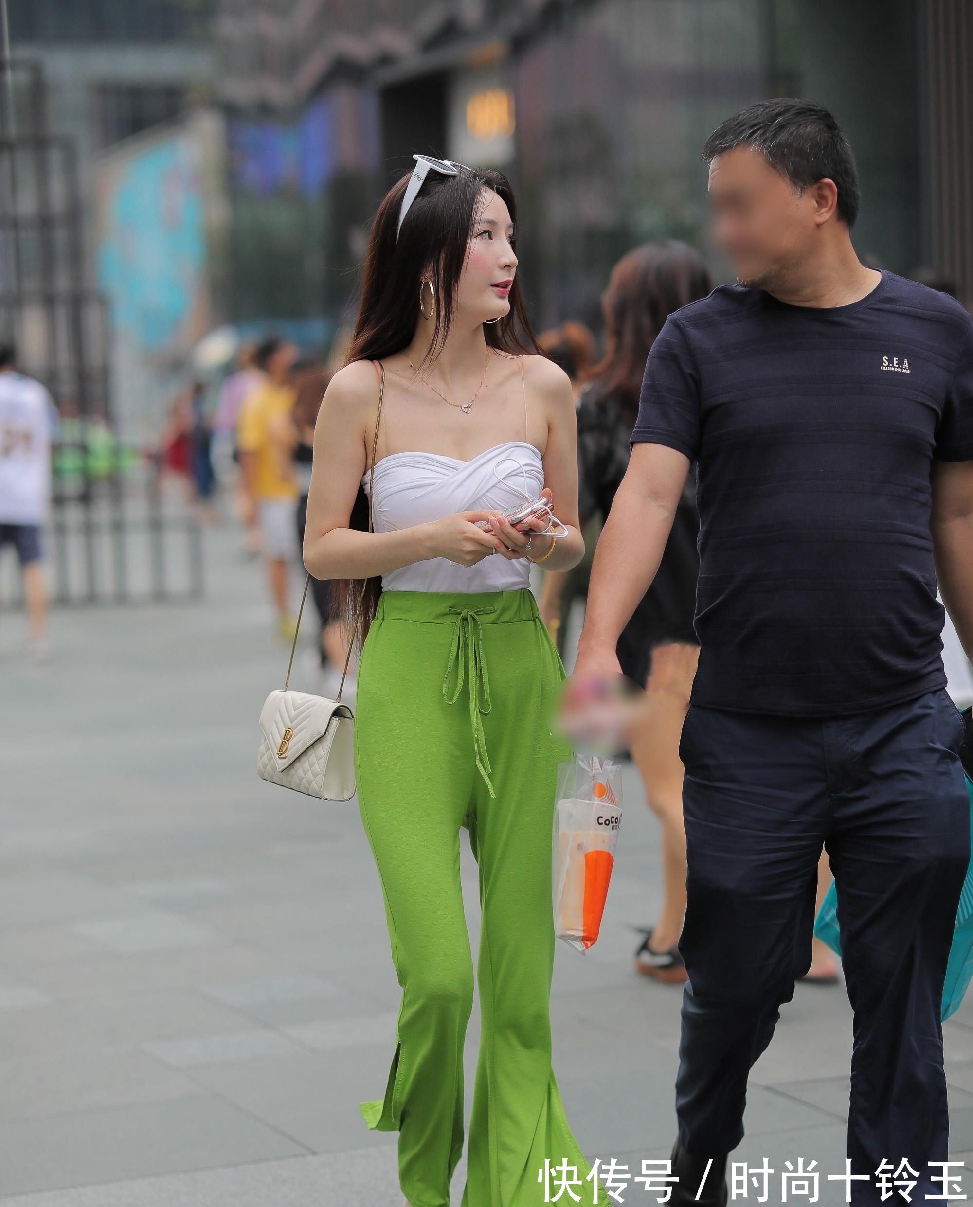 绿色 逛街要想吸引人，绿色穿搭少不了