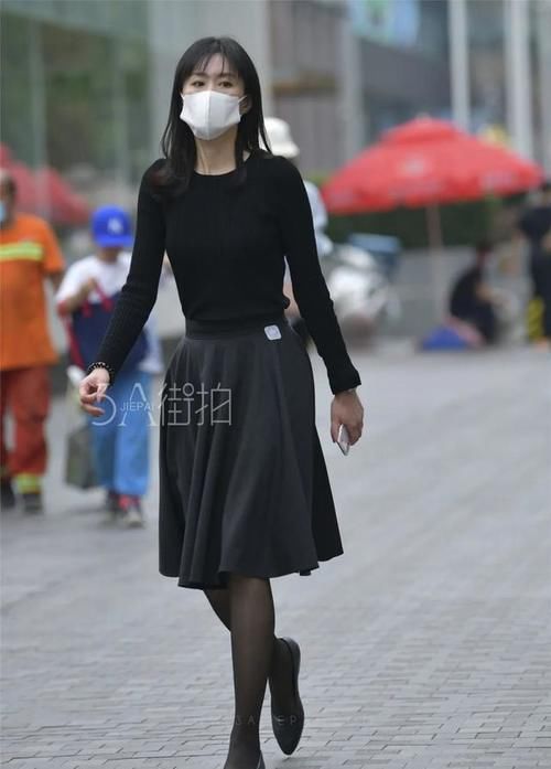 街拍：美女紧致修身的穿搭给人一种绝对的力量感，干练有型