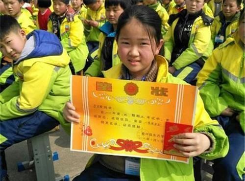 奖状|宝宝奖状拿到手软，母亲却笑不出来，网友：这能笑得出来？