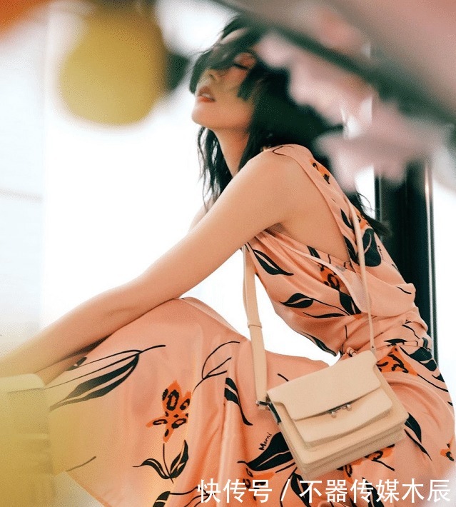 刘雯可真会玩,明明穿西装很高级,却要搭配紧贴头皮的大油头好丑