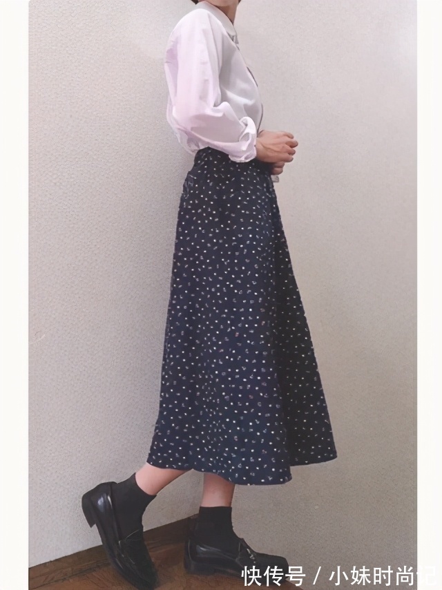 喇叭裙|可以搭配袜子穿的办公休闲装穿搭