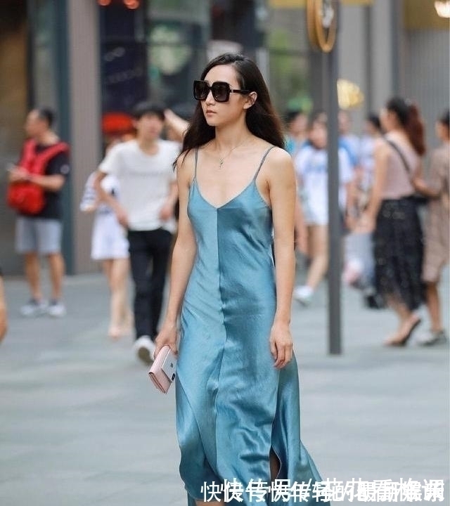 外套 身穿女人味十足的礼服,简约而休闲,显得十分性感