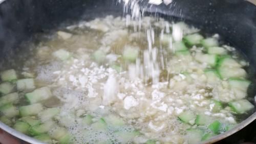 做疙瘩汤用水和面就错了,换成它,疙瘩又小又匀还劲道,吃不够