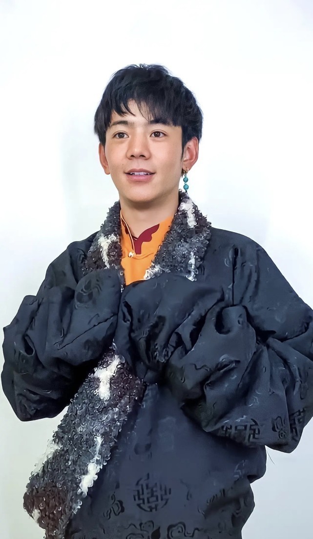 人生第一次|丁真谈第一次去大城市感受喜欢玩鬼屋，不羡慕成都，仍喜欢家乡