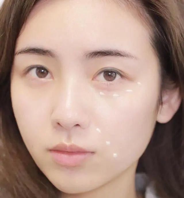 眼霜涂了总是没效果？手法不对，还会长脂肪粒，看你是不是！