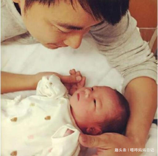 婴儿床|一家三口午睡照火了,父母呼呼大睡宝宝独坐床头,网友孩子真难