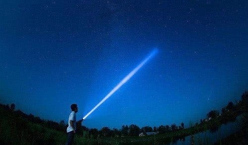 黑洞 遇事不决量子力学,关了手电筒,光线是继续传播还是消失了?