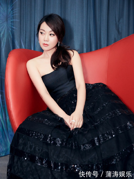 麻花辫 女人40别总披头散发,很显老,试试这4款发型,气质好到让人羡慕