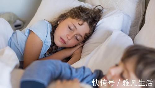 房间|如何顺利的让孩子从和父母睡过渡到自己睡，几个有用的建议