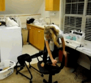 |搞笑GIF:妹子,下回要跳,选个好点的椅子。