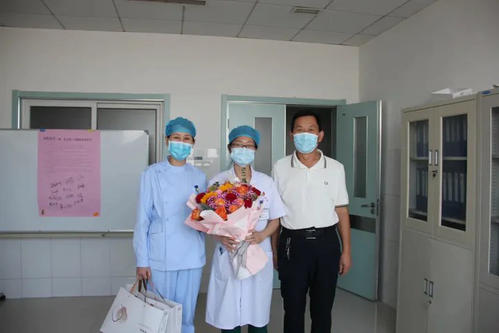 白衣|五莲县人民医院：鲜花赠白衣，致敬医师节