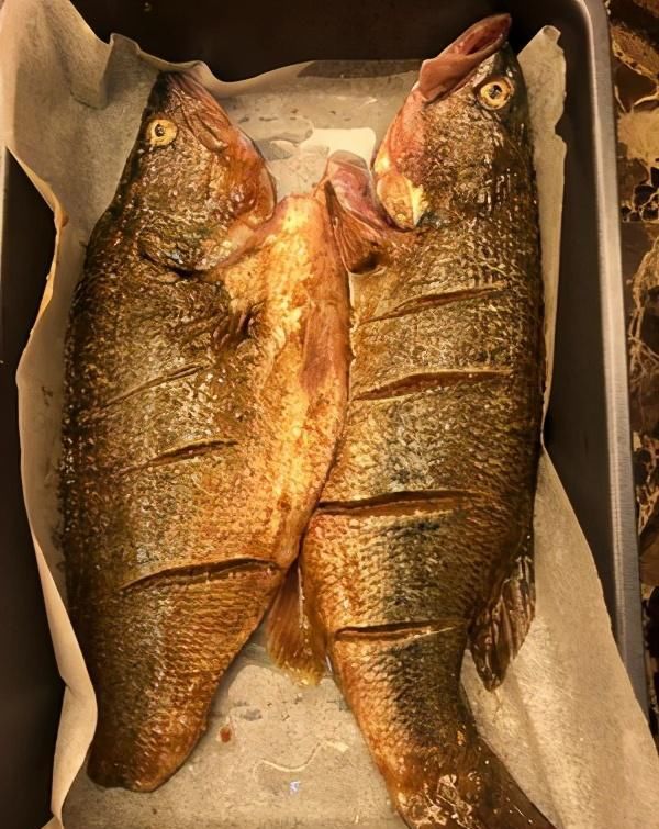 外面的烤鱼好吃，但是又贵，又怕不卫生，今天教你做家庭版烤鱼