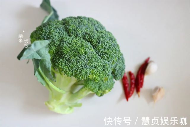脆嫩|西蓝花炒不好吃?试试这做法,只用4种调味料,脆嫩爽口吃不够