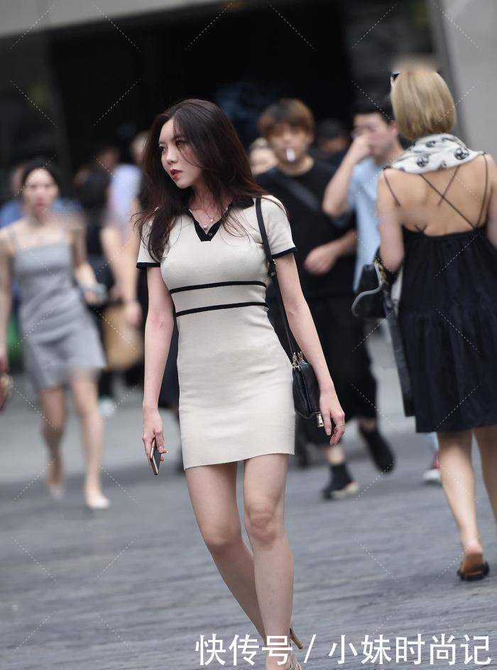 街拍美女:小姐姐清凉短裙穿搭示范,简约大方,性感潇洒