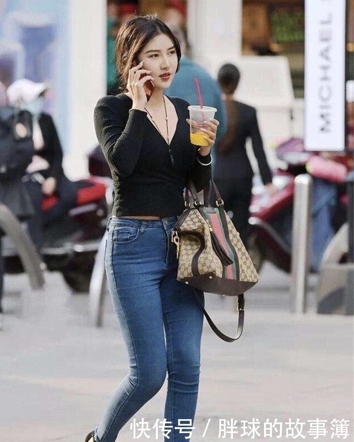 牛仔裤既舒适又不紧绷,展现时尚美的魅力,展现女人完美身材