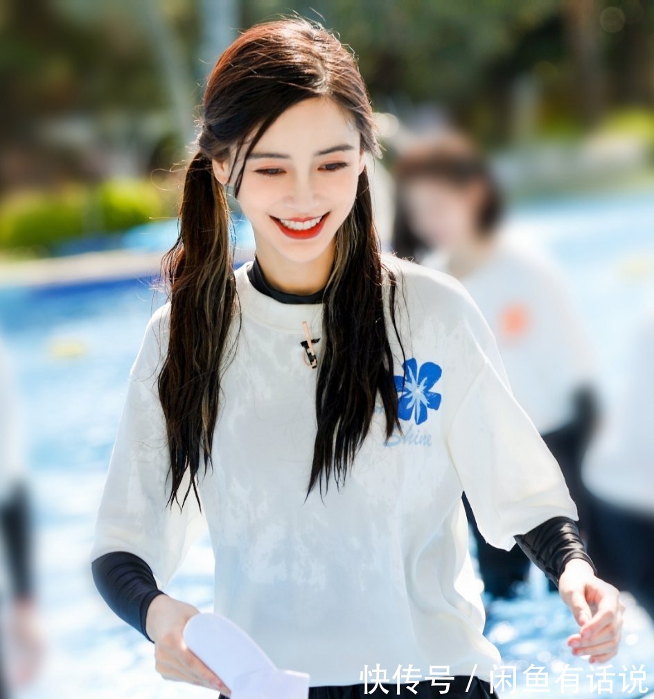 孩子|baby扎双马尾哪像孩子妈,两件T恤叠着穿赶时髦,配热裤细腿抢镜