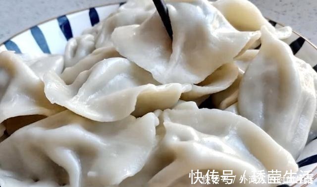 天冷了,我家就爱吃这馅料饺子,比韭菜茴香好吃,整个冬天吃不腻