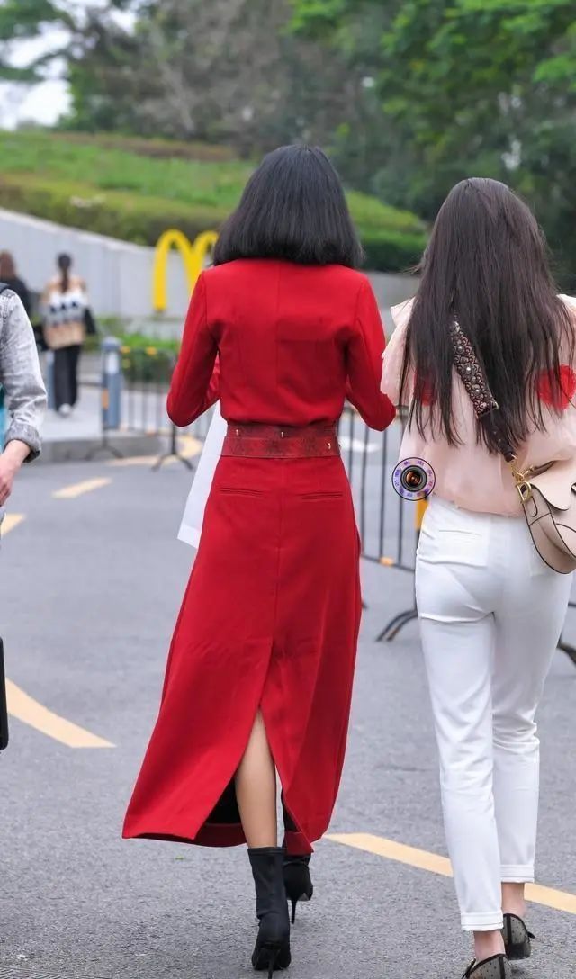 蕾丝|街拍美女:连衣裙自带女王光环,得体耐看又时尚,不信你看
