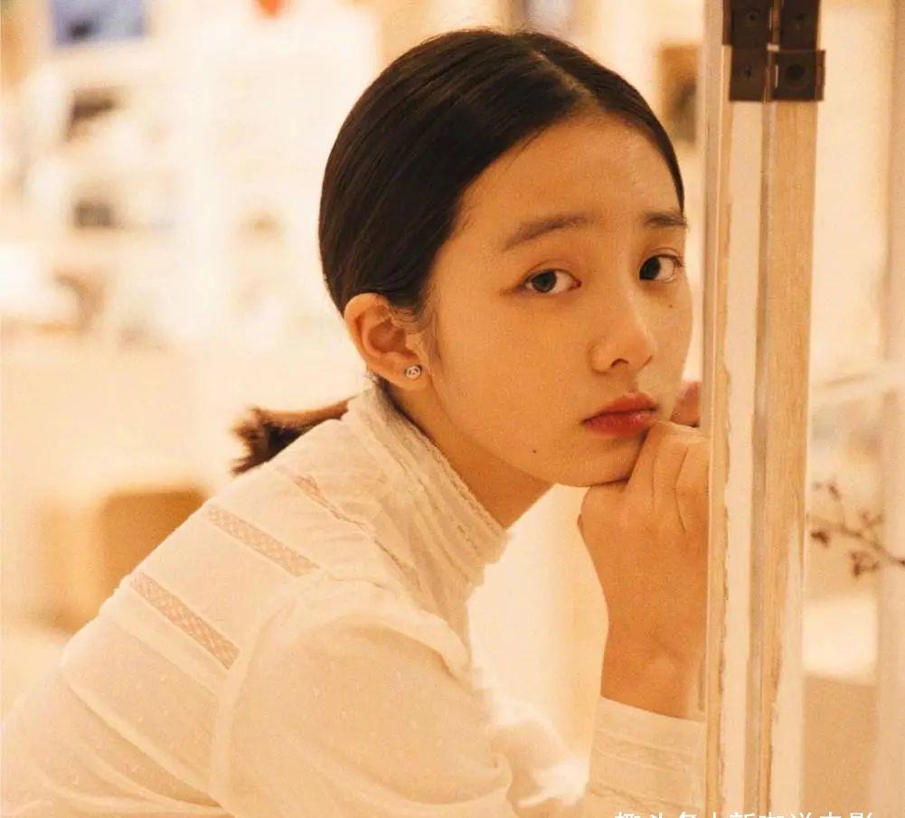 暗恋桃花源|15岁黄多多起点高，与何炅同台演话剧，优雅气质溢出屏幕