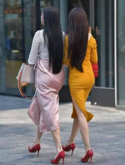 粉色连衣裙搭配红色高跟鞋,气质满满,仙气十足