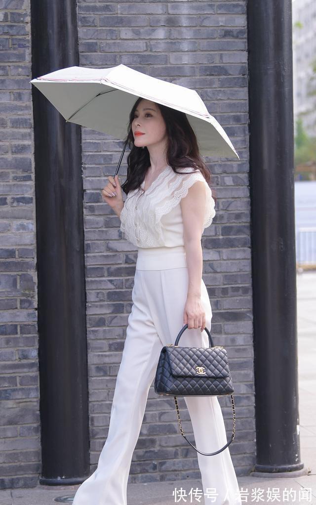流苏|中年人也可闭上眼睛，流苏包配镂空上衣，步履如风