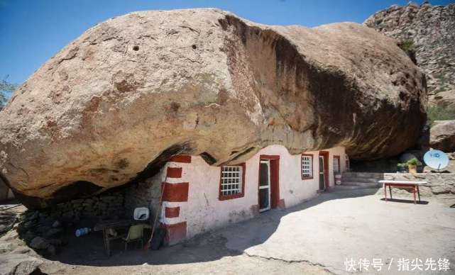 旅游胜地|墨西哥老人在850吨重巨石下修建房屋，2年后他家成为旅游胜地