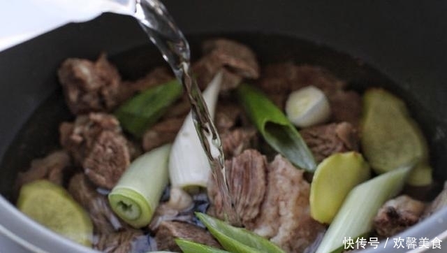  牛肉|冬天喝汤好季节，首选萝卜配牛肉，小火慢炖汤更鲜