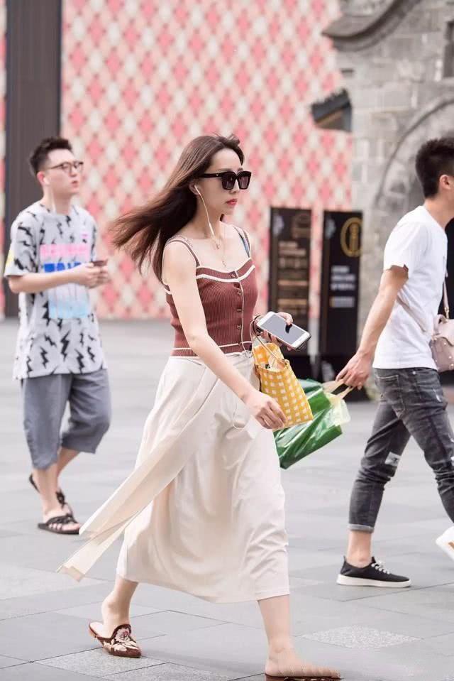 街拍:小姐姐朴素的衣装简单又好看,可爱中不失优雅,魅力十足