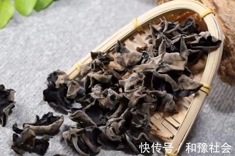 炒木耳一下锅就“噼啪响”?学会饭店的窍门,木耳不炸锅,鲜又嫩