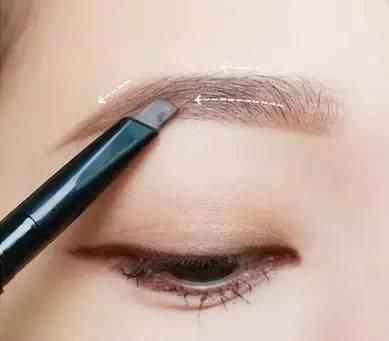 眼线和眉毛这样画才最迷人,今年女神都在这样化眼妆!