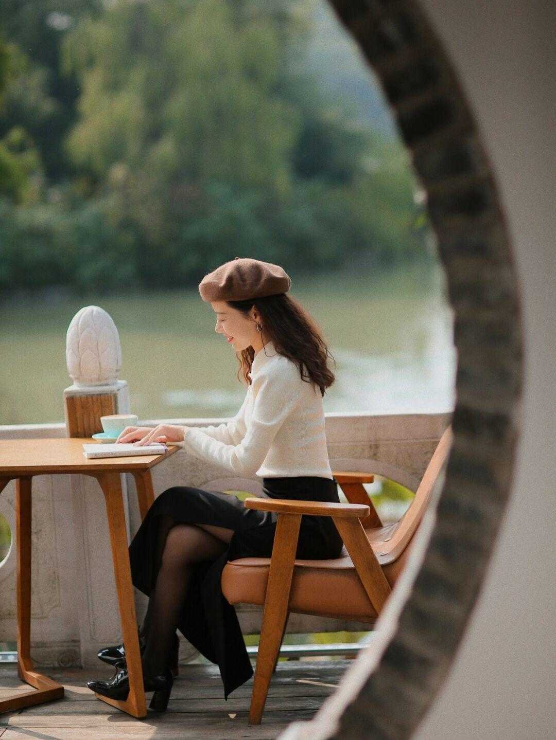 上身|还在为选下装而发愁吗?别愁了!用裙装配黑丝,上身效果美翻了