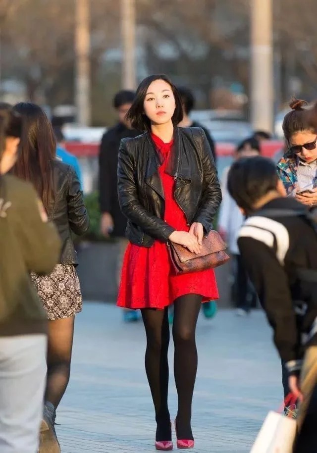 街拍:小姐姐留着一头气质的中长发,看上去十分的有质感