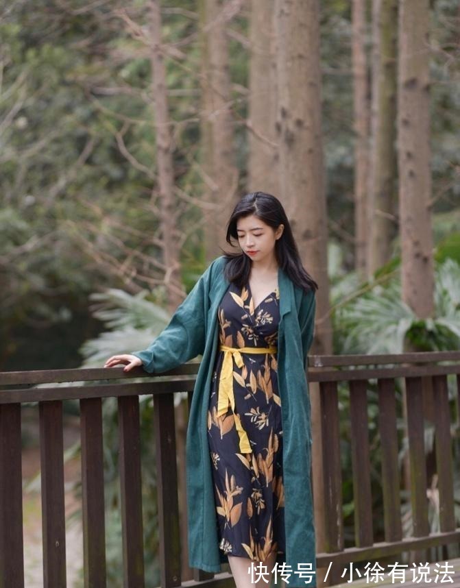 碎花裙 伞裙已经过时了,今夏流行三木穿得“碎花裙”,青春时尚还减龄