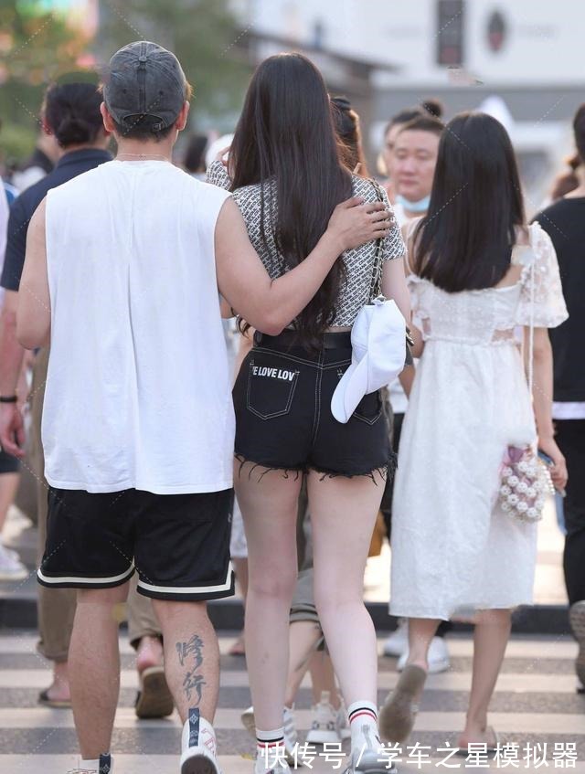 tips 短款印花上衣搭配黑色牛仔短裤，增加回头率，很时髦的搭配！