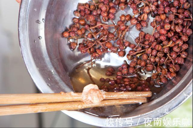 食用油|做酸菜馅饺子，牢记2个技巧，饺子鲜美多汁，香喷喷的超好吃