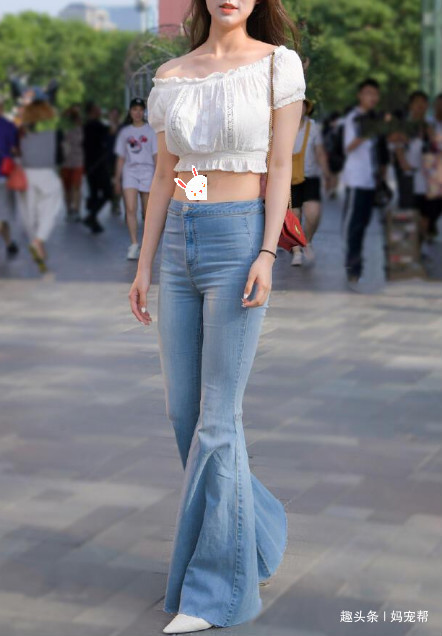 牛仔裤 大喇叭牛仔裤,搭配一字肩上衣,修身显瘦,增添几分慵懒风情