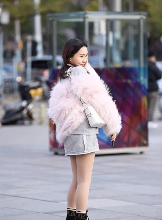 穿着皮草的女士,更有气质美,她们更喜欢冬天出门