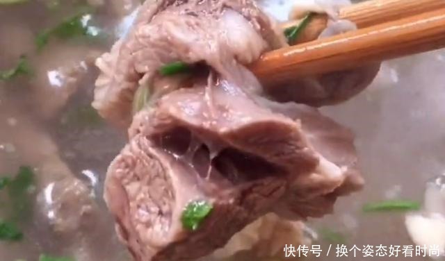 冬天要多吃羊肉，暖中补虚，开胃健身，简单一炖，不腥不膻真好吃