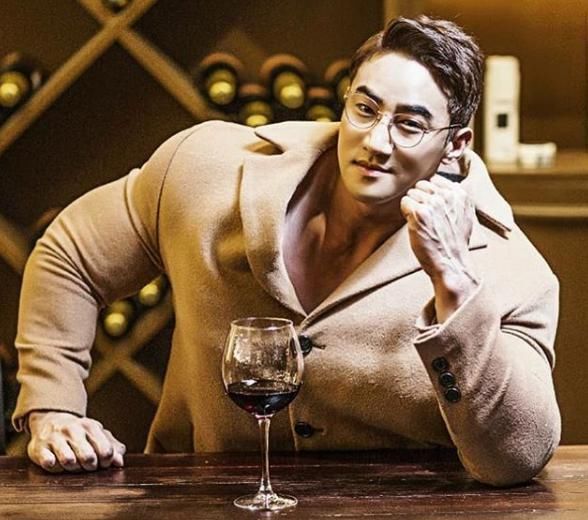 场面|当黄哲勋遇上E杯小姐姐,胸肌完全不输,场面一度十分尴尬