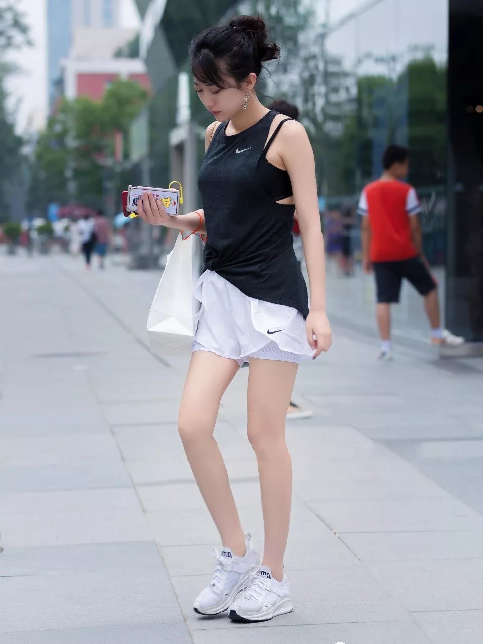 夏季女生这样搭配,逛街脱颖而出,最后更清爽