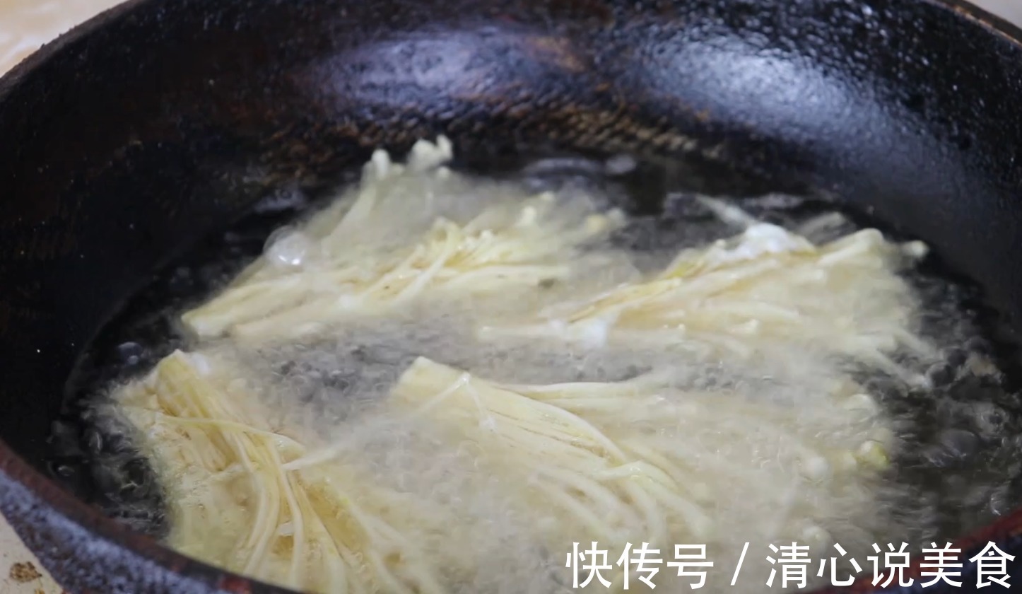 金针菇里淋3个鸡蛋液,居然这么好吃,拿红烧肉都不换,太香了!