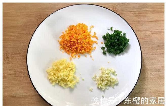 鱼虾|小河虾特色做法，不炒不煮，鲜美嫩滑，端上桌1斤虾嫌不够，真鲜
